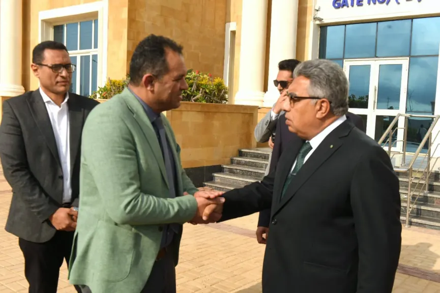 محافظ الدقهلية يهنئ الدكتور محمد عبدالعظيم لتوليه رئيس جامعة المنصورة الأهلية .