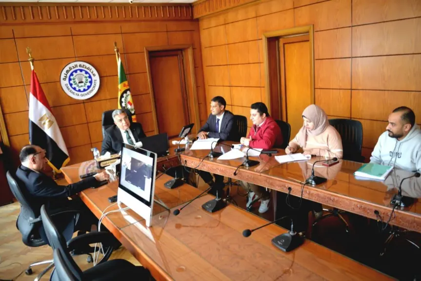 محافظ الدقهلية يشارك في اجتماع عبر تقنية الفيديو كونفرانس مع وزيرة التنمية المحلية