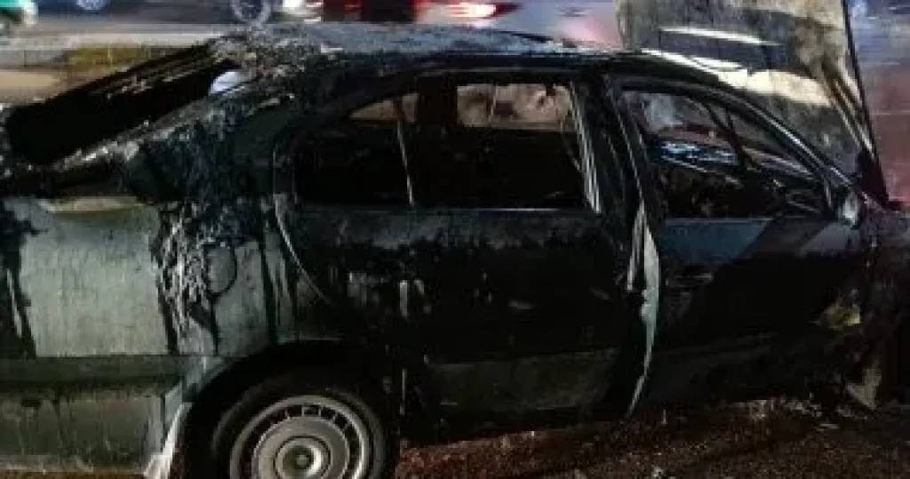 تفحم سيارة في حريق بكورنيش الإسكندرية دون إصابات