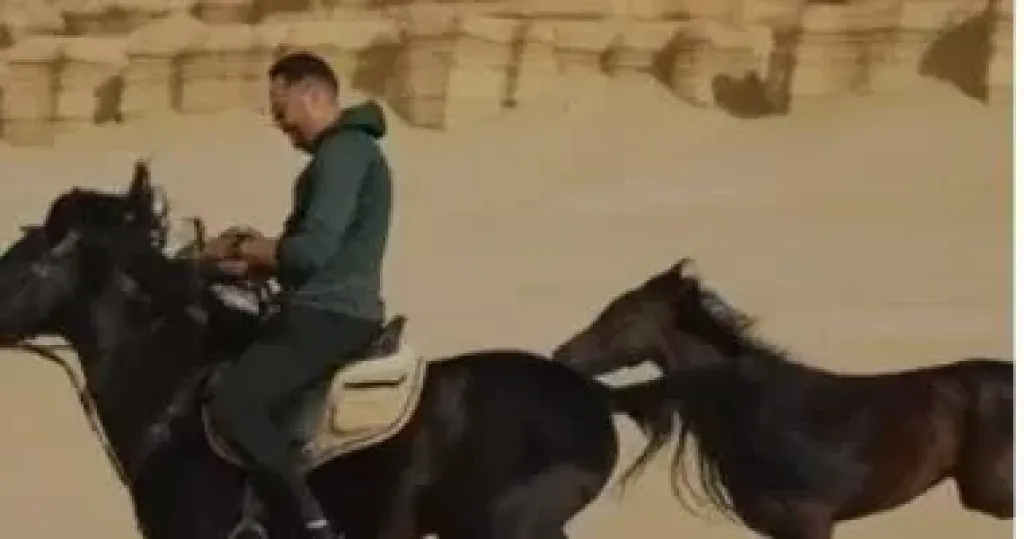 عصام السقا ينشر فيديو يُظهر قدرته على قيادة الخيل ببراعة