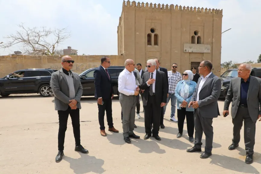 مستشار رئيس الجمهورية للتنمية المحلية ومحافظ القاهرة يتفقدان أعمال التطوير الجارية بمنطقة القاهرة التاريخية