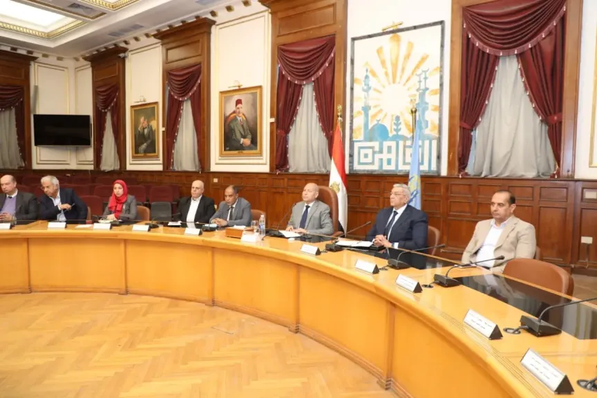 محافظ القاهرة يعقد اجتماعآ تنسيقيا مع اساتذة جامعة العاصمة (حلوان سابقا) لبحث سبل التعاون بين الطرفين