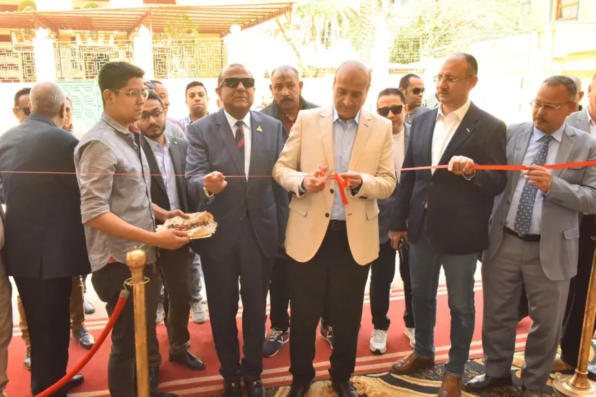محافظ أسيوط يفتتح معرض السلع الغذائية بمناسبة أعياد الاخوة المسيحيين