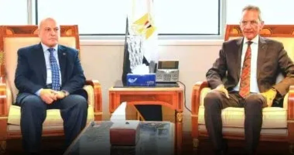 رئيس النيابة الإدارية يزور وزير شؤون المجالس النيابية لتهنئته بمنصبه