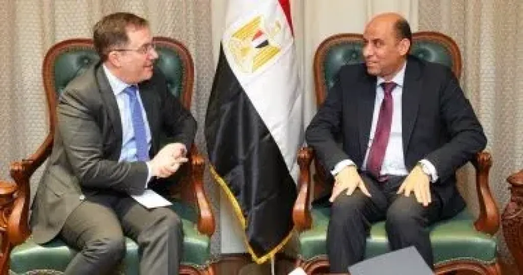 وزير العمل يلتقى سفير المملكة المتحدة بالقاهرة لبحث تعزيز التعاون