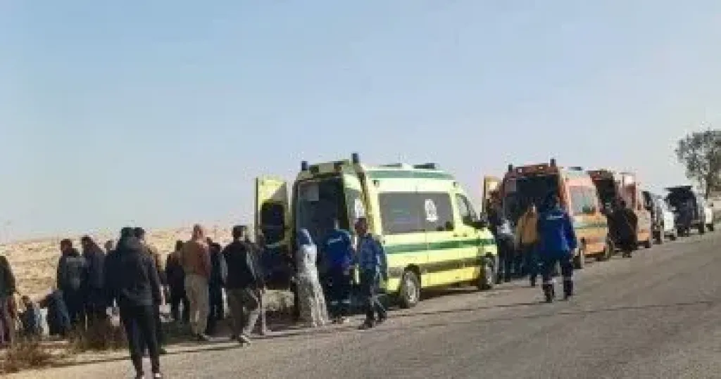 إصابة 17 شخصا في انقلاب ميكروباص بالصحراوي الشرقي بالمنيا
