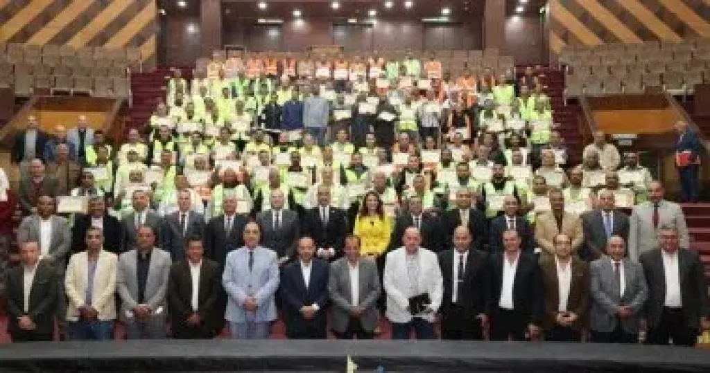 محافظ الجيزة يكرم عمال النظافة والسائقين تقديرا لدورهم فى التعامل مع موجة الأمطار