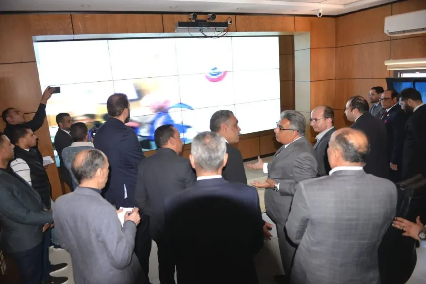 محافظ الدقهلية يتابع مع عدد من أعضاء مجلسي النواب والشيوخ بثًا مباشرًا من الغرفة المركزية