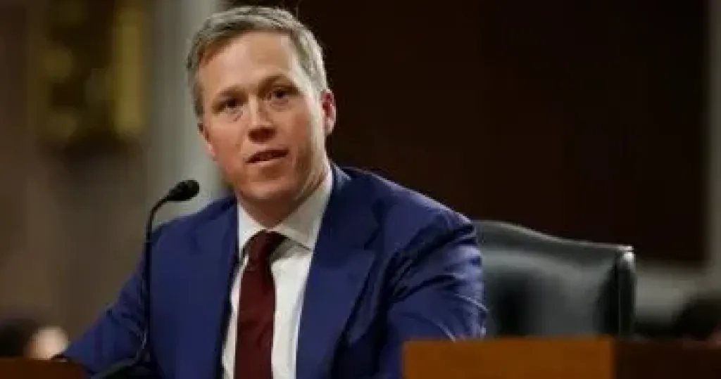 وزير الجيش الأمريكى يؤكد تمسكه بمنصبه رغم خلافات مع وزير الحرب