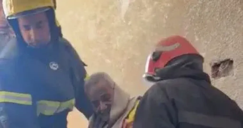 الحماية المدنية تساعد مسنا فى نقله إلى المستشفى ببدر