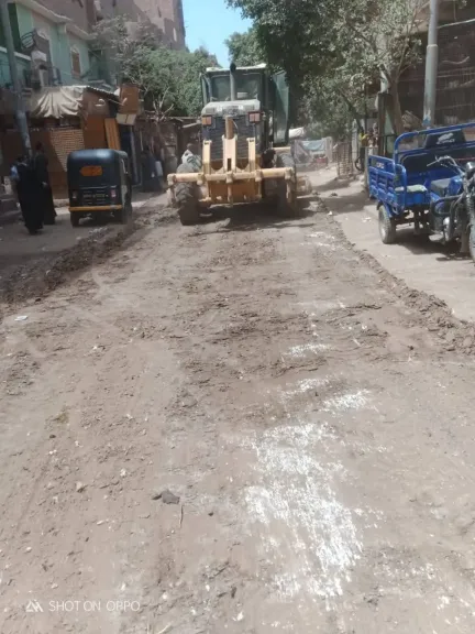 محافظ أسيوط: رفع كفاءة الطرق غير المرصوفة أولوية لتيسير حركة المواطنين