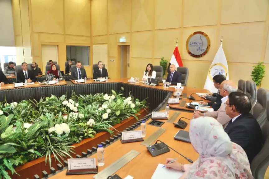 وزيرا النقل والإسكان يناقشان تنظيم النقل في المجتمعات العمرانية الجديدة وربطه بوسائل النقل الجماعي