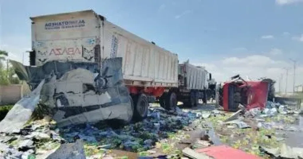 انقلاب سيارة نقل محملة بعبوات زيت على طريق الكافور غرب الإسكندرية