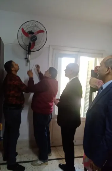 نائب رئيس جامعة أسيوط لشئون التعليم والطلاب يتابع تركيب مراوح حجرات