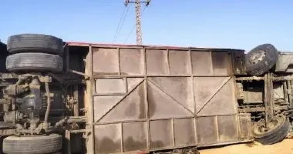 إصابة 24 شخصا في حادث انقلاب أتوبيس على طريق قنا_سوهاج