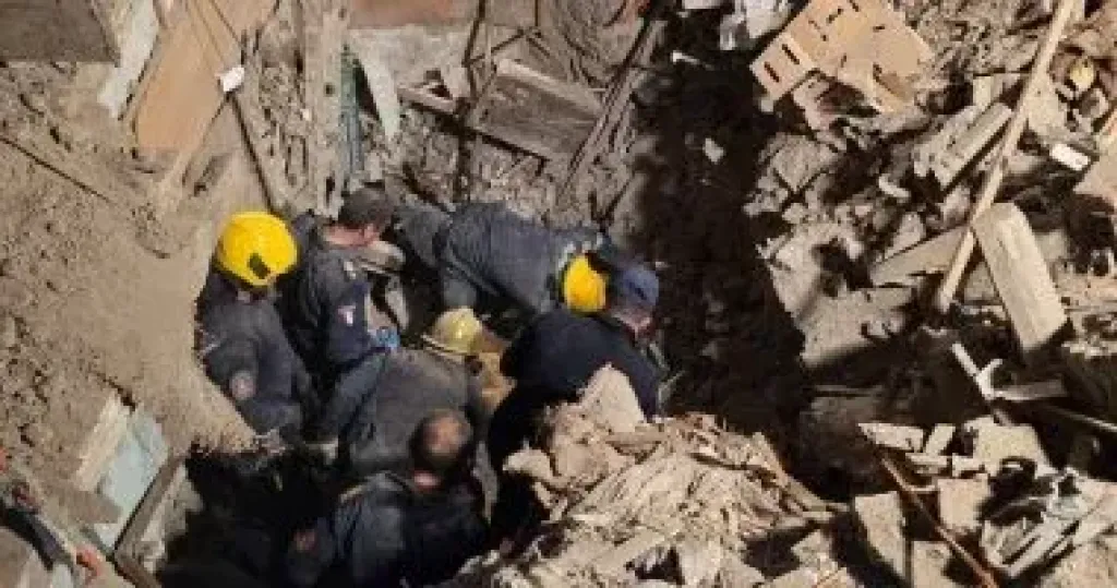 مصرع شخصين وإنقاذ 4 آخرين من أسفل ركام منزل الجمالية