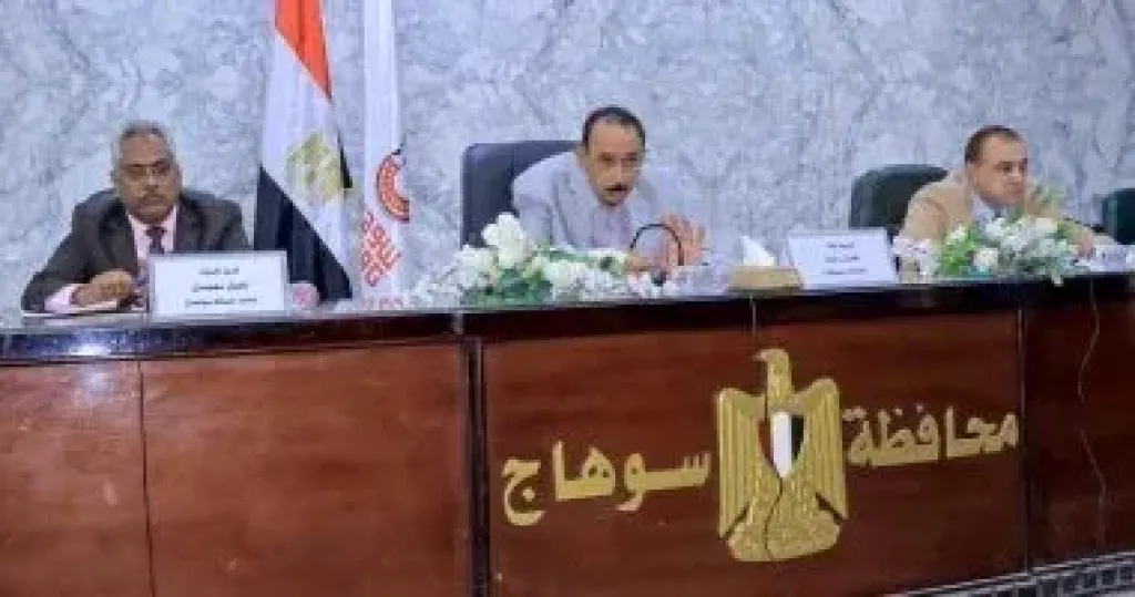 محافظ سوهاج يعقد اجتماعاً لبحث استعدادات المحافظة لتنفيذ الموجة 29 لإزالة التعديات