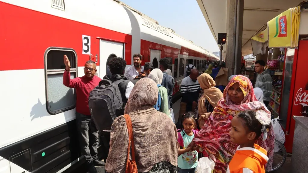 السكة الحديد تسير قطارا خاصا لنقل مئات الأسر السودانية ضمن العودة الطوعية
