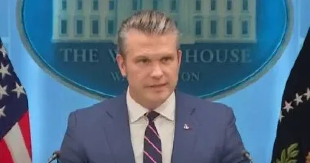 وزير الحرب الأمريكى: مدمرتان أمريكيتان عبرتا هرمز لضمان خلوه من الألغام