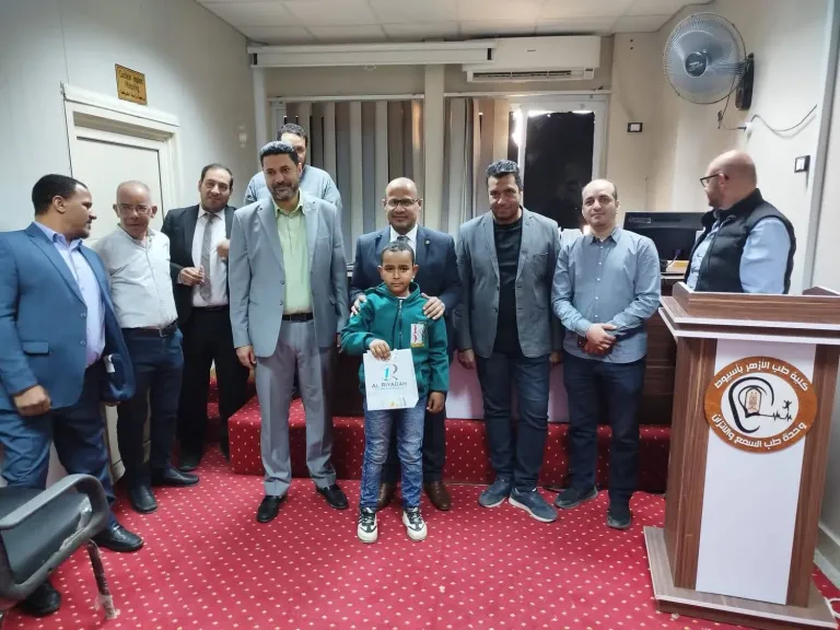 تسليم 16 سماعة طبية لأطفال ضعاف السمع بمستشفى الأزهر الجامعي بأسيوط