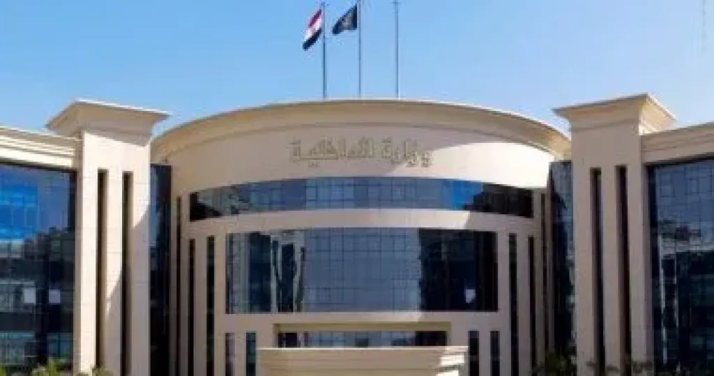 وزارة الداخلية تنهي خدمة فرد شرطة أساء معاملة سائح بقرار حاسم