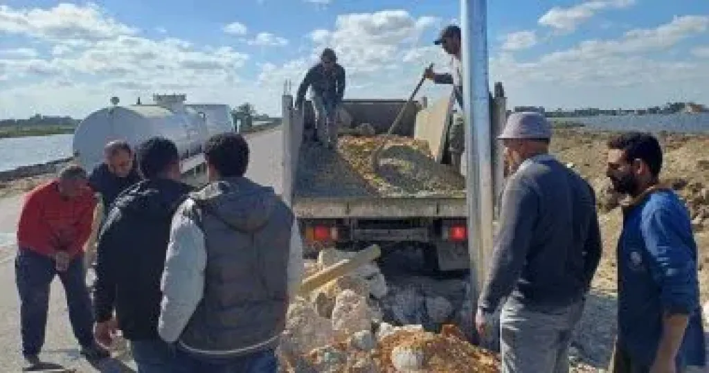 تركيب أعمدة إنارة بالطاقة الشمسية على طريق الحزام الآمن بالدقهلية