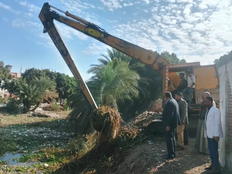 محافظ كفر الشيخ يتابع أعمال تكريك وتطهير مصرف منية جناج بدسوق
