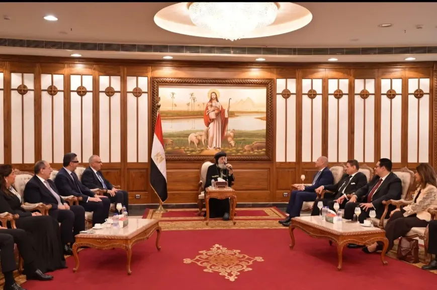 رئيس جامعة القاهرة يزور قداسة البابا تواضروس لتهنئتة بعيد القيامة المجيد