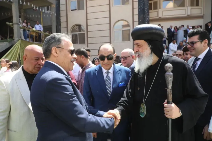 محافظ الشرقية يزور مطرانية فاقوس لتهنئة الأخوة المسيحيين بعيد القيامه المجيد