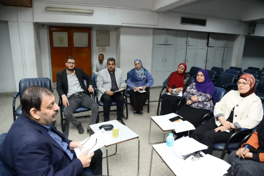 المستشفى الرئيسي بجامعة أسيوط يبحث آليات التأهيل للحصول على الاعتماد