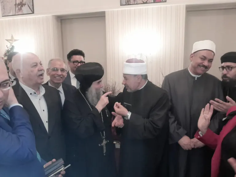 رئيس جامعة الأزهر للوجه القبلي يهنئ الإخوة المسيحيين بعيد القيامة خلال