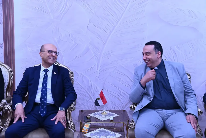 الدكتور المنشاوي يواصل جولاته لتهنئة الإخوة الأقباط بعيد القيامة المجيد