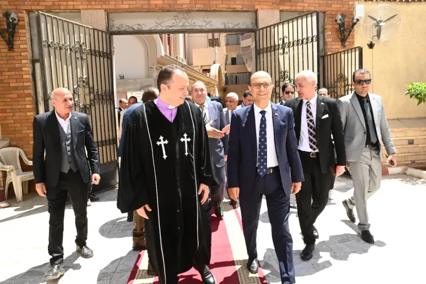 الدكتور المنشاوي يختتم جولاته لتهنئة الإخوة الأقباط بعيد القيامة المجيد