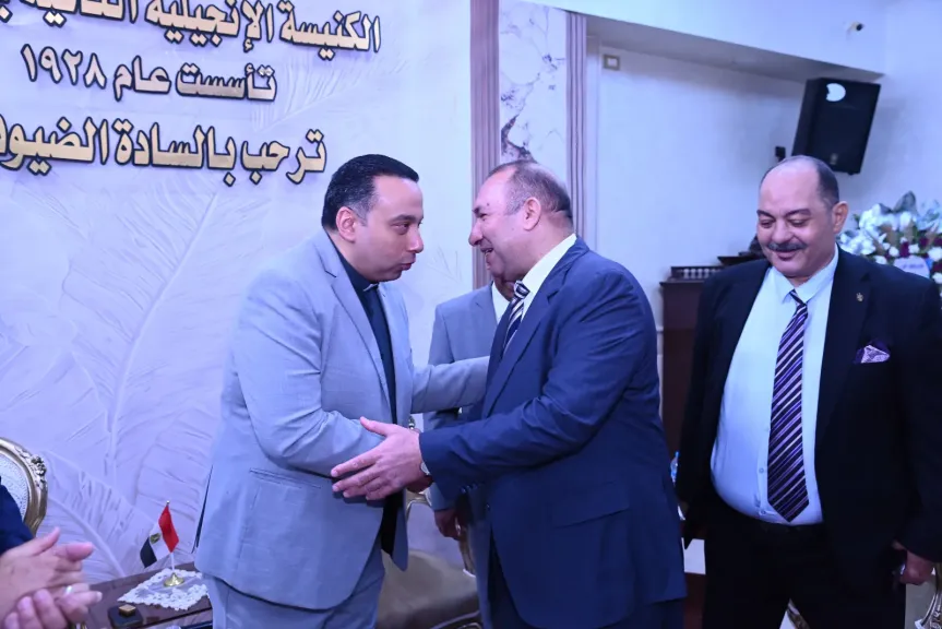 رئيس جامعة أسيوط الأهلية يزور الكنيسة الإنجيلية الثانية بأسيوط لتقديم التهنئة