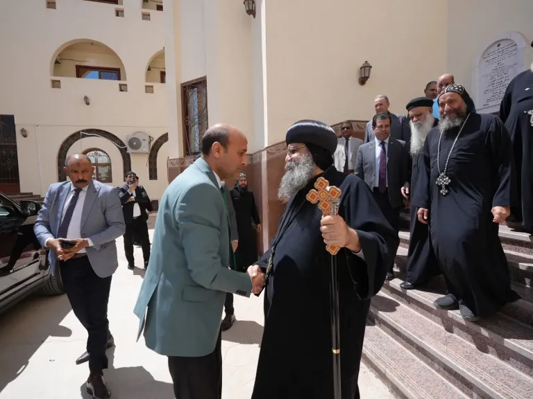 محافظ أسيوط يواصل جولاته بالكنائس للتهنئة بعيد القيامة المجيد