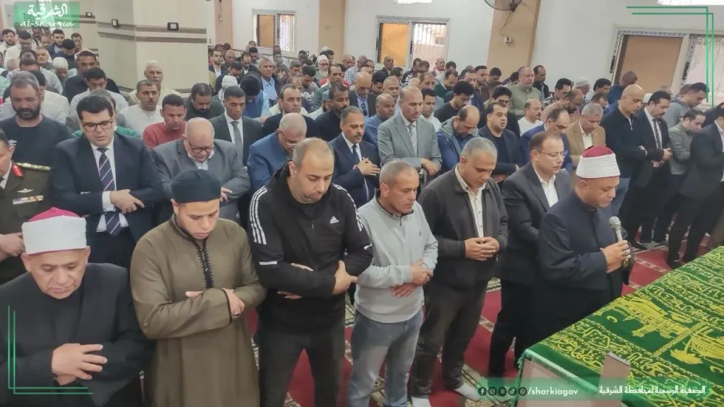 محافظ الشرقية يؤدي صلاة الجنازة فى وفاة والدة مدير عام الإدارة العامة لشؤون مكتب المحافظ