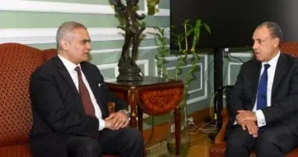 وزير الخارجية يستقبل رئيس اللجنة الوطنية لشئون اللاجئين