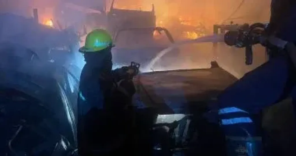 السيطرة على حريق مخزن قطع غيار سيارات فى السلام دون إصابات