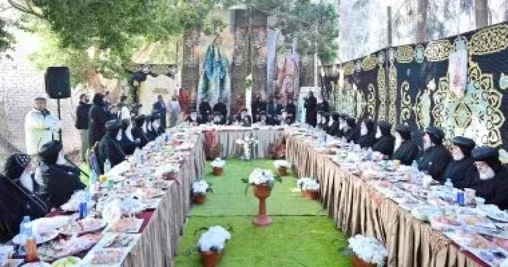 البابا تواضروس يلتقي أحبار الكنيسة على مائدة إفطار شم النسيم في دير السريان