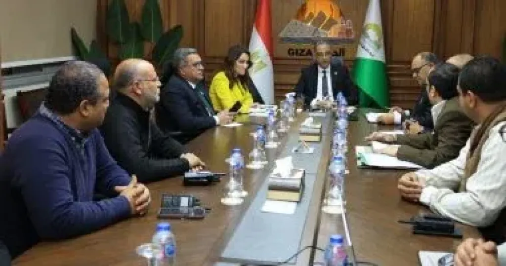 محافظ الجيزة: تسيير سيارات المراكز التكنولوجية المتنقلة لتسهيل تقنين أوضاع المحال