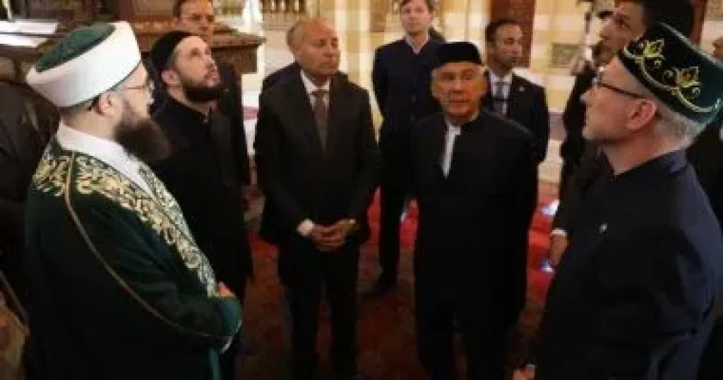 رئيس تتارستان يزور ضريح موسى جار الله بمقابر الأسرة العلوية بالقاهرة