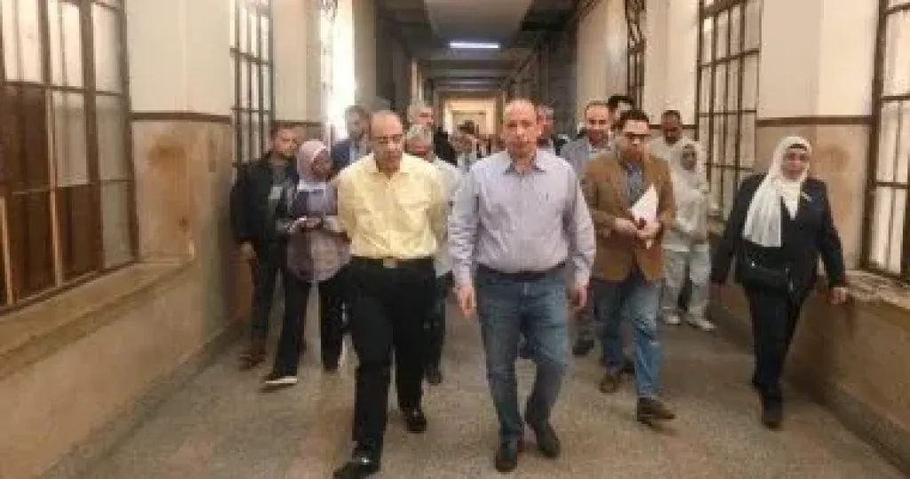 رئيس مجلس إدارة مستشفيات جامعة القاهرة يتفقد مستشفى الطوارئ للاطمئنان على انتظام العمل