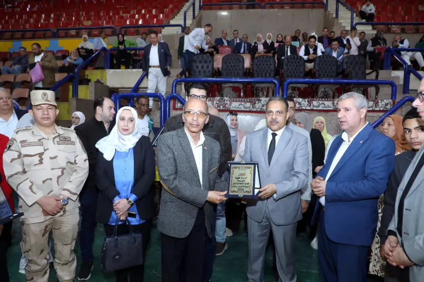 محافظ الشرقية يشهد ختام مهرجان العروض الرياضية بالزقازيق ويشيد بتميز الطلاب