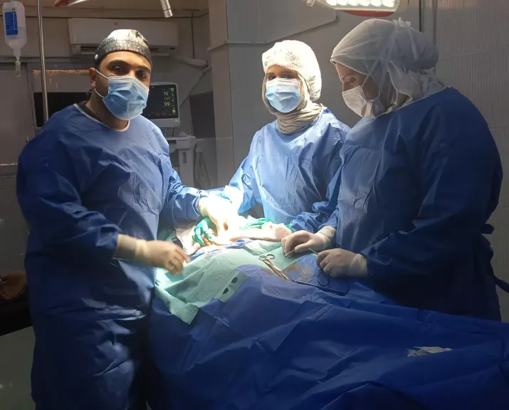 ٢١ عملية في يوم واحد.. أبطال منيا القمح يواصلون التميز في تقديم الخدمات الجراحية و«البيلي» يقدم لهم الشكر
