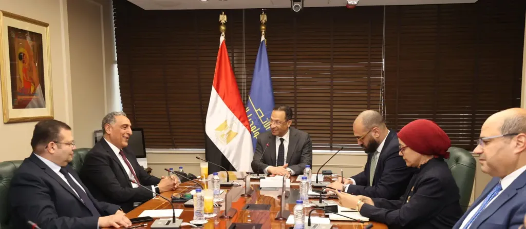 وزير الاتصالات يبحث مع المدير الإقليمي لشركة Oracle خطط تعزيز التعاون في التحول الرقمي وإطلاق مبادرة لتدريب 150 ألف شاب