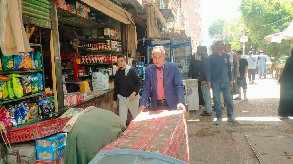 محافظ أسيوط: حملات مكبرة لإزالة إشغالات الباعة الجائلين بمركز الفتح
