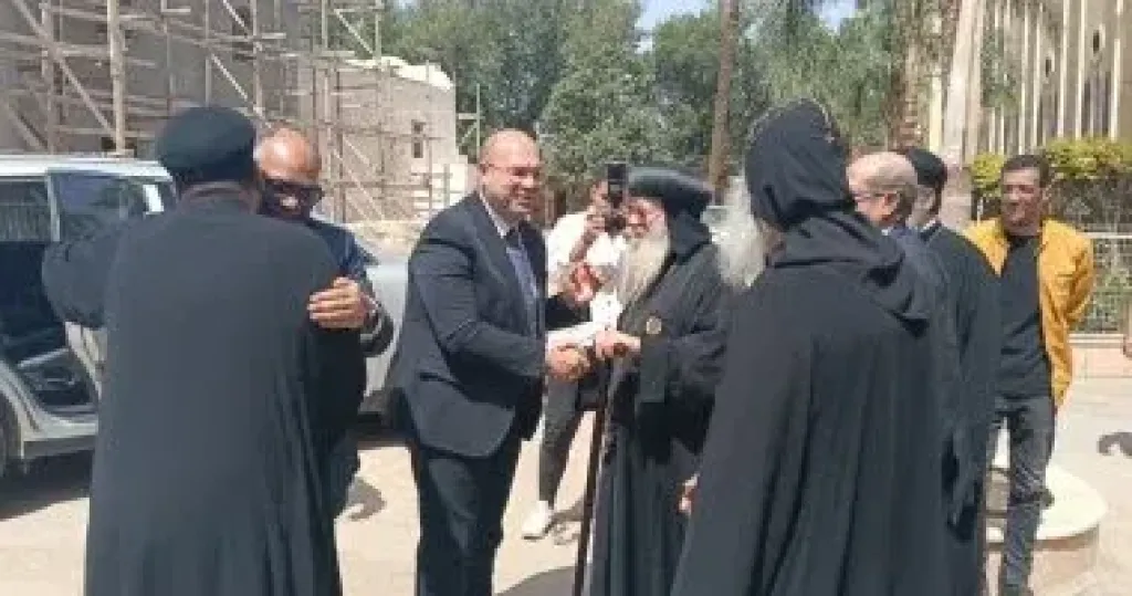 نائب محافظ الجيزة والسكرتير العام يزوران مطرانية الأقباط الأرثوذكس بطموه