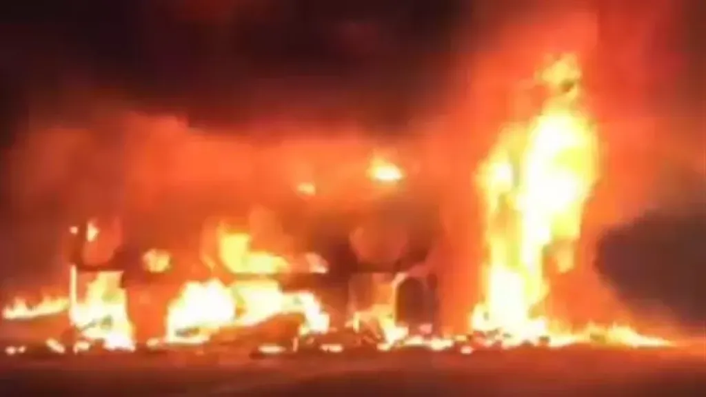 حريق بشحنة أسمنت بالطريق الصحراوي الشرقي في حلوان