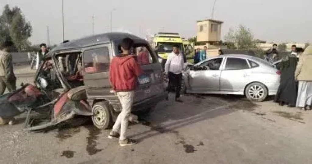 وفاة شخصين وإصابة 11 آخرين في حادث انقلاب سيارة بطريق منفلوط/ الداخلة