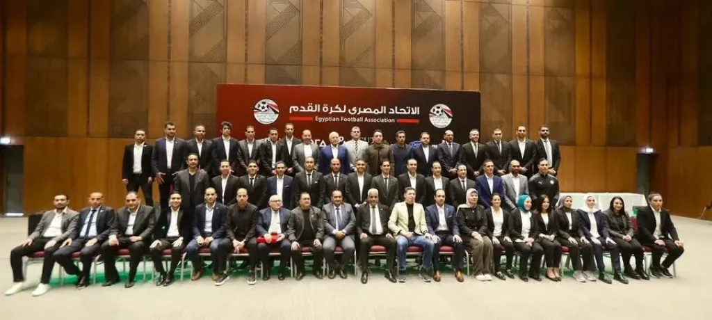 أبوريدة يسلم الشارة الدولية للحكام